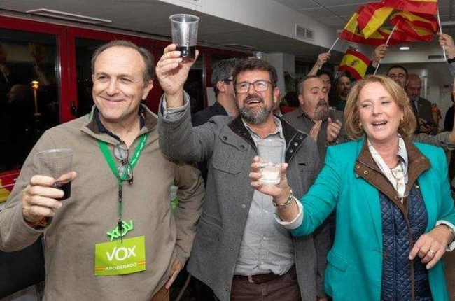 Los cabeza de lista de Vox por Murcia al Congreso celebran la victoria.-EFE / MARCIAL GUILLÉN
