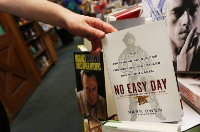 El libro 'No Easy Day', escrito por el Navy SEAL Matt Bissonnette, sobre la operación que acabó con la vida de Bin Laden.-Foto: AFP / SPENCER PLATT
