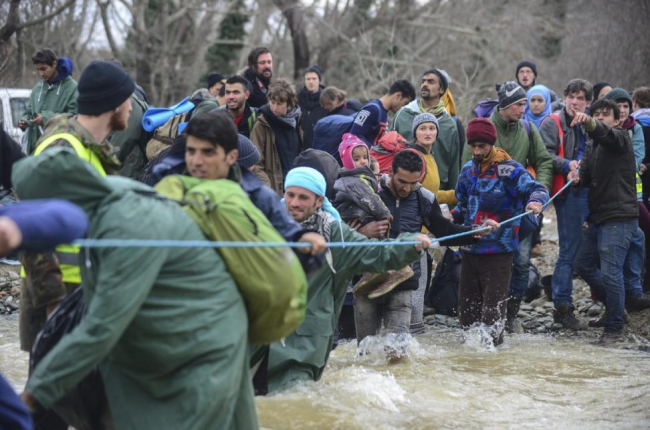 Refugiados en Idomeni cuando trataron de cruzar a Macedonia, el lunes.-EFE / NAKE BATEV