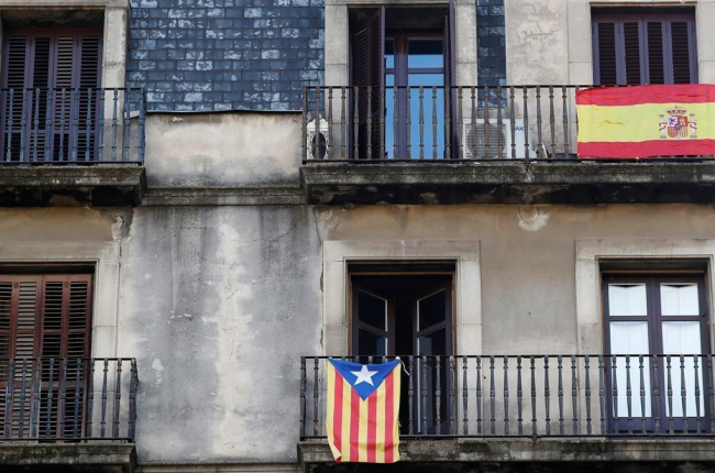 Una estelada y una bandera de España, en balcones de Barcelona.-REUTERS