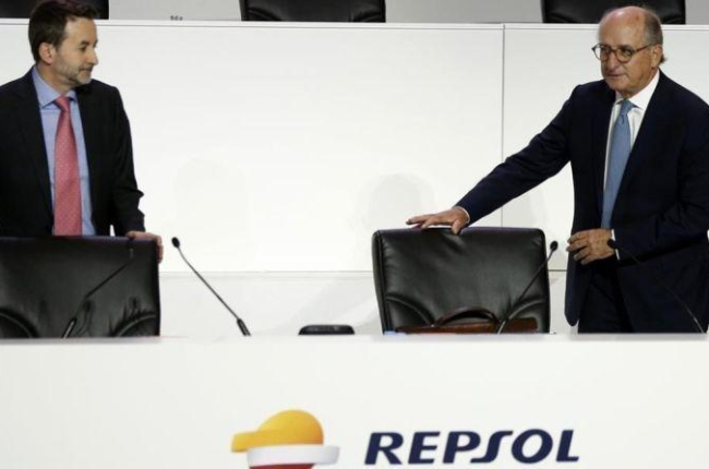 El presidente de Repsol, Antoni Brufau (derecha), y el consejero delegado, Josu Jon Imaz, en la junta de accionistas.-EFE / CHEMA MOYA