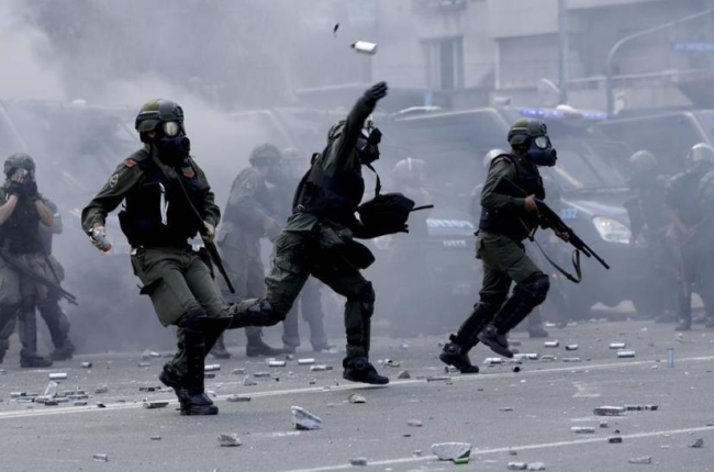 Policías lanzan botes de gas lacrimógeno contra los manifestantes que les lanzaron piedras y latas en las inmediaciones del Congreso, en Buenos Aires, el 14 de diciembre.-AP / NATACHA PISARENKO