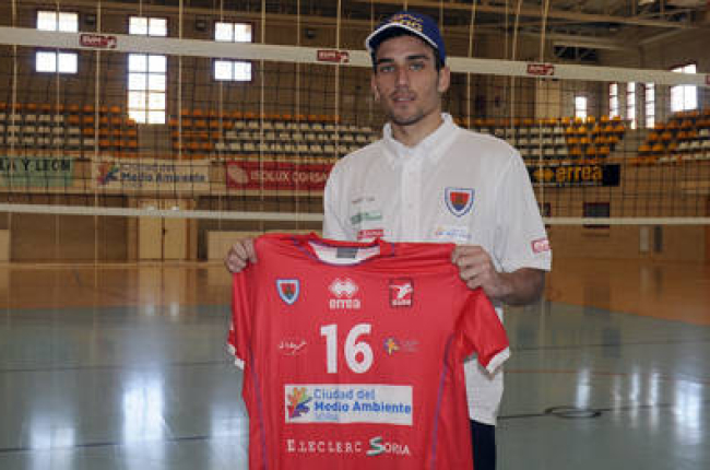 Raúl Muñoz posa con la camiseta numantina en Los Pajaritos. / V. Guisande-