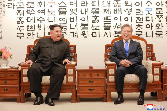 Kim Jong-un y Moon Jae-in, durante el encuentro del pasado 27 de abril. / STR (AFP)-/ STR (AFP)