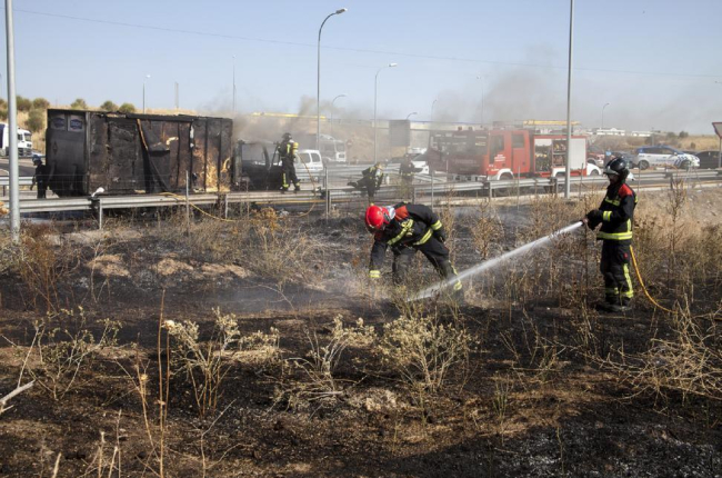 El incendio de un camión obliga a actuar a los bomberos en la autovía A 62 a la altura del barrio de Buenos Aires de Salamanca.-ICAL