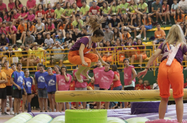 Peñistas de Berlanga superando las pruebas del Gran Prix en las fiestas de 2019. -HDS