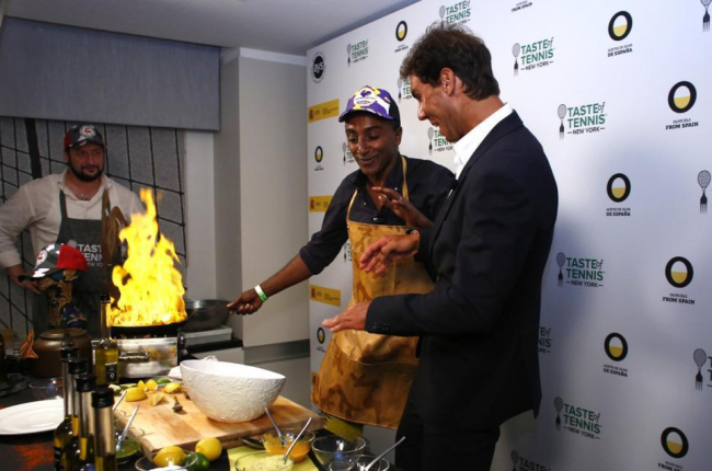 El tenista Español Rafael Nadal (d) y el chef Marcus Samuelsson (c) participan hoy, jueves 25 de agosto de 2016, en el evento "Taste Of Tennis" en Nueva York.-EFE / KENA BETANCUR