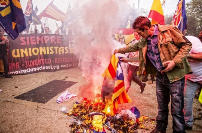 Una imagen de la concentración ultra del Doce de Octubre del 2016, en Barcelona, en la que se quemaron banderas independentistas.-/ JOAN CORTADELLAS