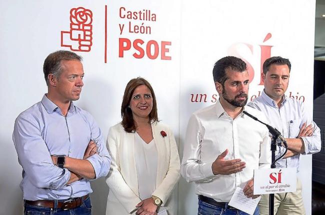 El secretario regional del PSCyL, Luis Tudanca, junto a Esther Peña, Ander Gil (I) y Daniel de la Rosa (D).-ICAL