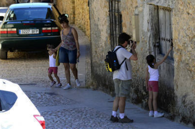 Varios turistas en Calatañazor. / ÁLVARO MARTÍNEZ-
