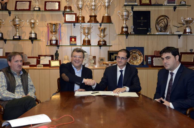 Eduardo Rubio, Víctor Martín, Javier Martínez y Rodrigo Martínez en la firma del convenio entre la Fundación y La Caixa.-Álvaro Martínez