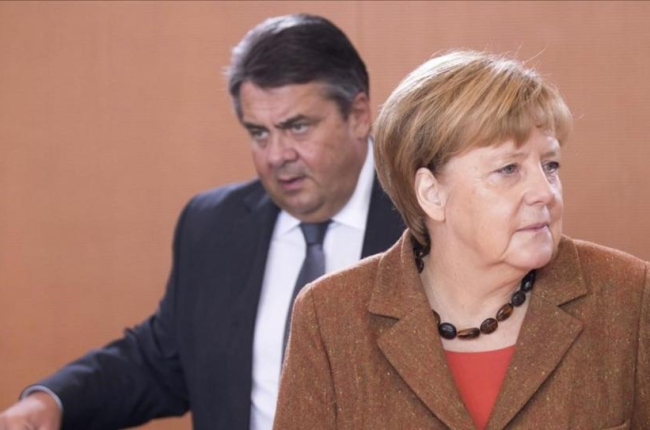 La cancillera Angela Merkel, junto a su vicecanciller, el socialdemócrata Sigmar Gabriel.-EFE / MICHAEL KAPPELER