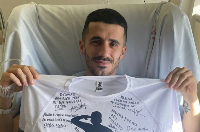 Tamayo muestra una camiseta con mensajes de apoyo tras pasar por el quirófano en la tarde del lunes. HDS