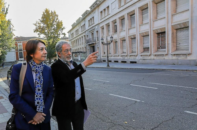 La subsecretaria de Justicia, Cristina Latorre, y el concejal Manuel Saravia frente al colegio El Salvador, junto a la plaza de San Pablo. --J.M. LOSTAU