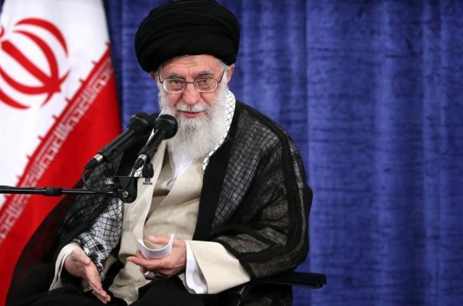 El ayatolá Alí Jamenei en una reunión con miembros del Gobierno iraní el 23 de mayo.-/ OFICINA DEL LÍDER SUPREMO IRANÍ (AFP)