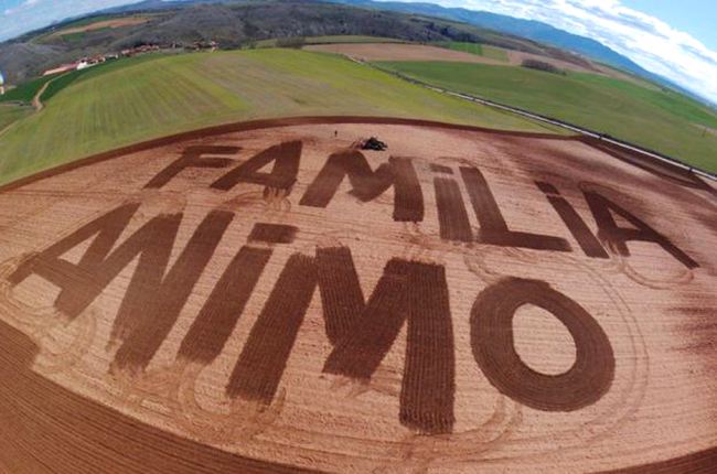 Mensaje labrado por Jon Moreno, grabado luego por un dron, que ha enviado a su familia. El campo está en el paraje Cerro de Lotero.