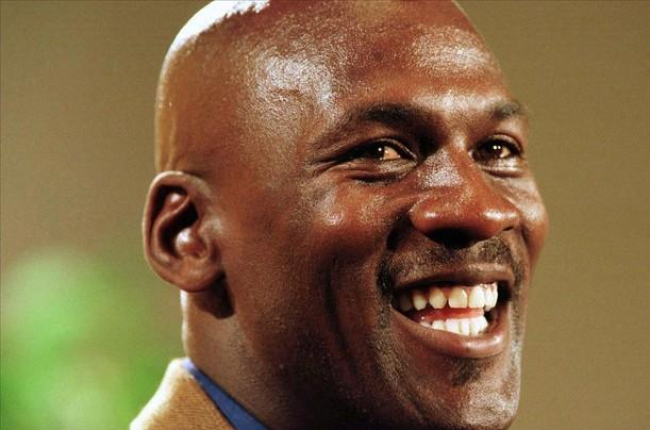 La estrella de la NBA Michael Jordan posa sonriente instantes antes del inicio de una gala.-REUTERS / STR