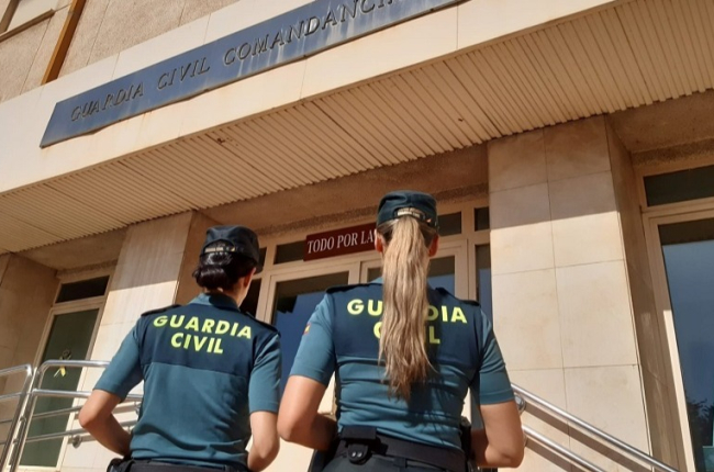 Dos agentes de la Guardia Civil ante la Comandancia de Soria. HDS