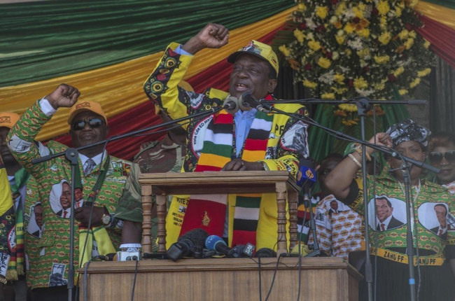 El presidente Emmerson Mnangagwa, en el cierre de campaña en Harare. /-AP