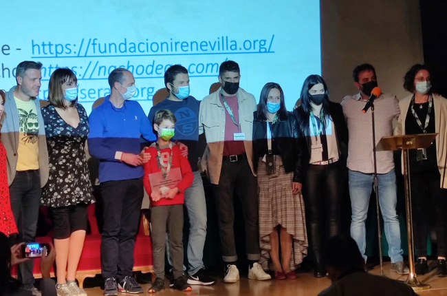 Premiados en el I Encuentro Rural con Irene Villa (tercera por la izquierda) y la alcaldesa, (segunda por la derecha)