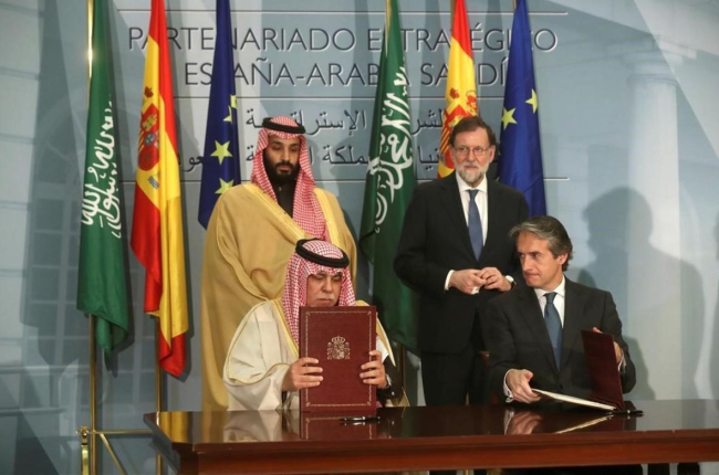 El ex presidente del Gobierno, Mariano Rajoy, con el principe heredero de Arabia Saudi,  Mohamed Bin Salman Bin Abdulaziz Al Saud, durante la firma de diversos acuerdos el pasado abril en Madrid-KIKO HUESCA