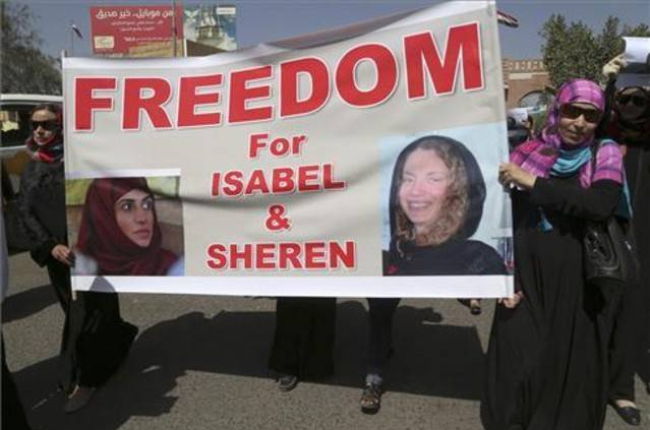 Activistas yemenís salen a la calle para pedir la liberación de la francesa Isabelle Prime y la traductora yemení Shereem Makai, el pasado 5 de marzo.-AP