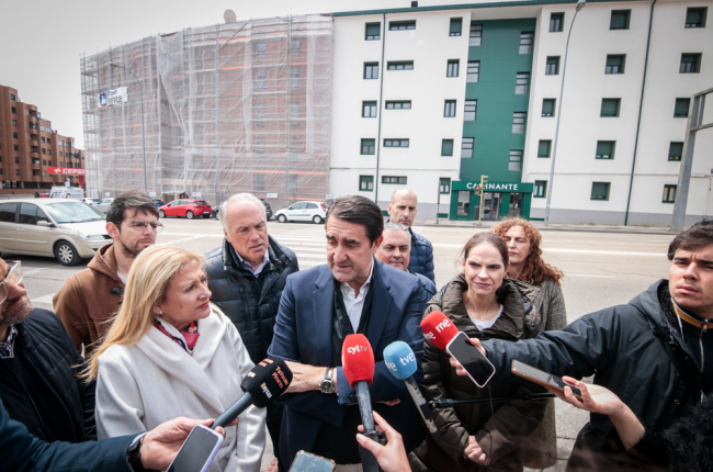 Suárez-Quiñones atiende a los medios durante su visita a Soria. GONZALO MONTESEGURO
