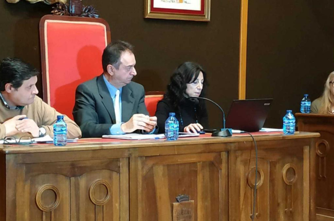 El alcalde de El Burgo de Osma, Jesús Alonso, en el centro, durante la última sesión plenaria.-A.H.