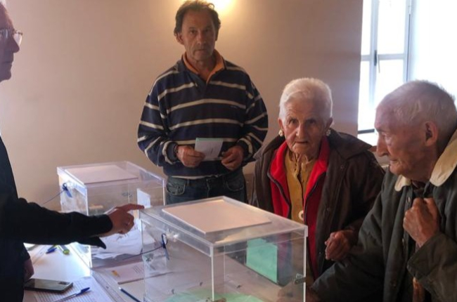 Ponciano y Antonia votando este domingo en Tardajos de Duero.-HDS
