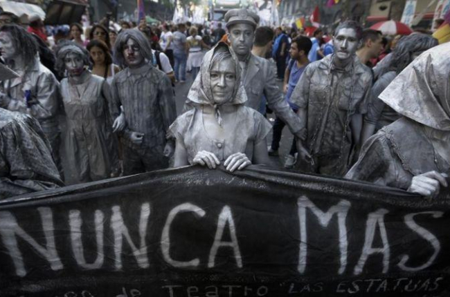 Actrices que representan a las Madres de Plaza de Mayo durante la manifestación.-AFP / Victor R Caivano