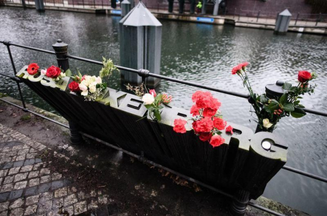 Flores en un memorial de Rosa Luxemburgo.-EPA