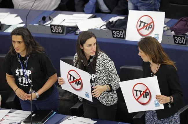 Miembros del Parlamento Europea protestan contra el TTIP en Estrasburgo, el pasado mes de junio.-Foto: REUTERS / VINCENT KESSLER
