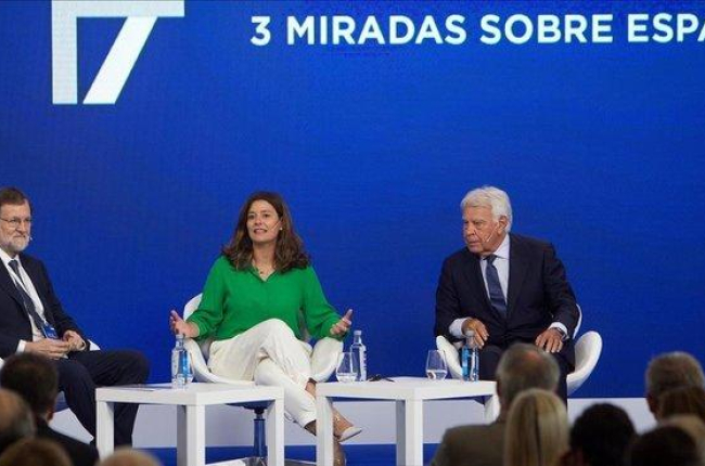 Mariano Rajoy y Felipe González, con la moderadora, Miriam González, este viernes, en el Foro La Toja-Vínculo Atlántico.-EFE / SALVADOR SAS