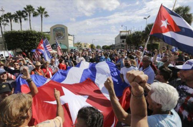 Muestras de alegría de exiliados cubanos, ayer en el barrio de la Pequeña Habana, en Miami.-AP / ALAN DIAZ