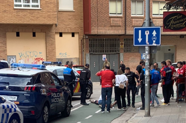 Uno de los heridos durante los enfrentamientos mientras está siendo atendido.-HDS