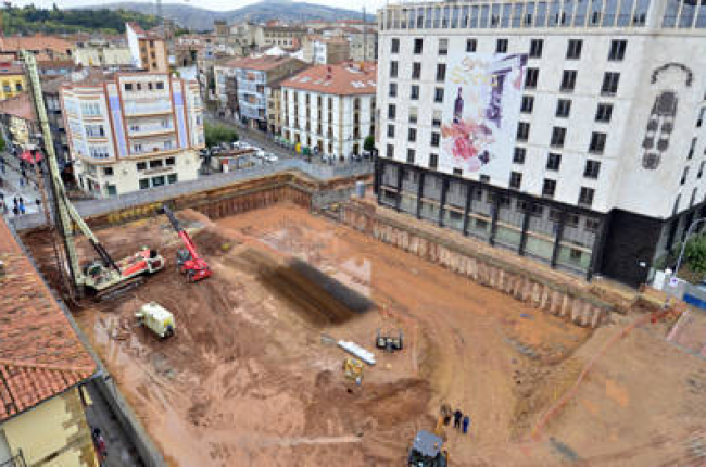 Obras de construcción del parking de Mariano Granados, en una imagen tomada ayer. / ÁLVARO MARTÍNEZ-