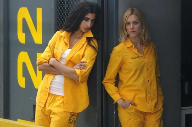 Las actrices Alba Flores y Maggie Civantos,  en el plató de la serie Vis a vis.-AGUSTÍN CATALÁN