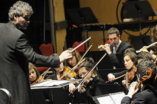 La Joven Orqusta Sinfónica de Soria en uno de sus conciertos. / VALENTÍNGUISANDE-