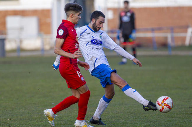 Alberto Plaza es uno de los fijos en el centro del campo del Almazán. MARIO TEJEDOR