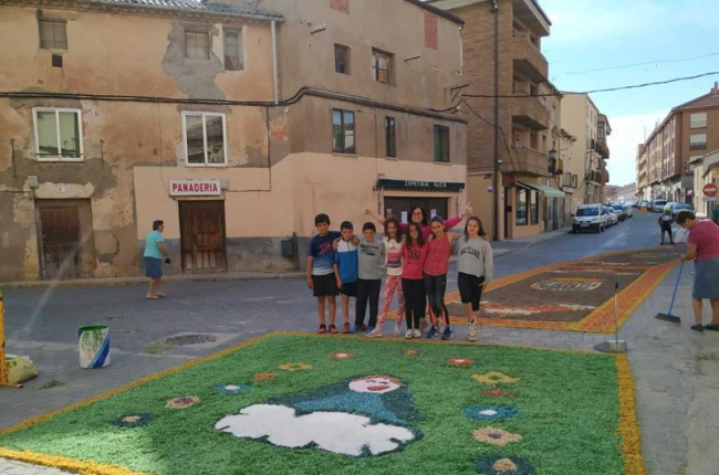 Las alfombras lucieron en las calles de El Burgo y San Esteban-A.H.