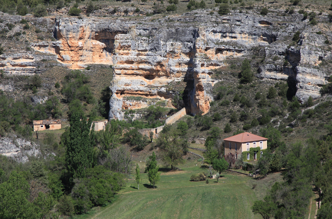 Vista del cañón de Peñas Altas, con casa, colmenar y otras heredades. JESÚS MARÍA MUÑOZ RODRIGO