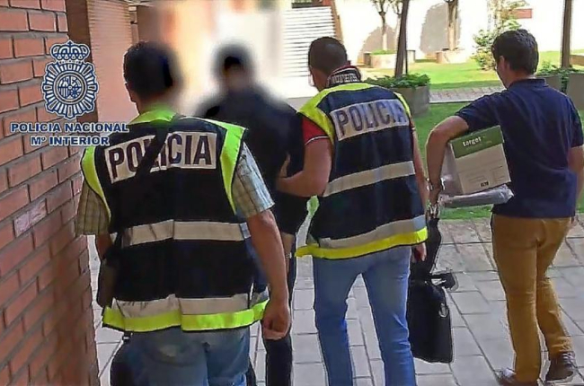Policías de Valladolid salen del registro del domicilio del británico , con dos portátiles y una caja de documentos-E. M.