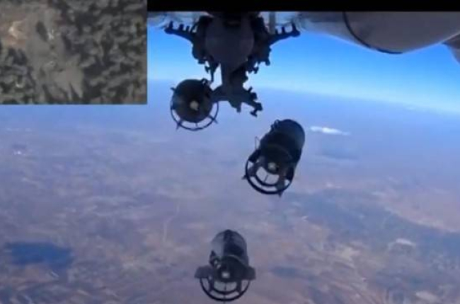 Un avión de combate ruso lanza bombas contra supuestas posiciones del ISIS cerca de Idleb (Siria, arriba izq.), en una imagen de un vídeo publicado en la web del Ministerio de Defensa ruso, este lunes.-EFE / MINISTERIO DE DEFENSA DE RUSIA