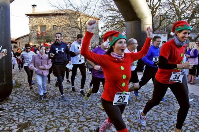 La localidad de Tera se volcó con la quinta edición de la prueba de San Silvestre, con carácter solidario a beneficio de Cáritas, el martes por la tarde.-MARIO TEJEDOR