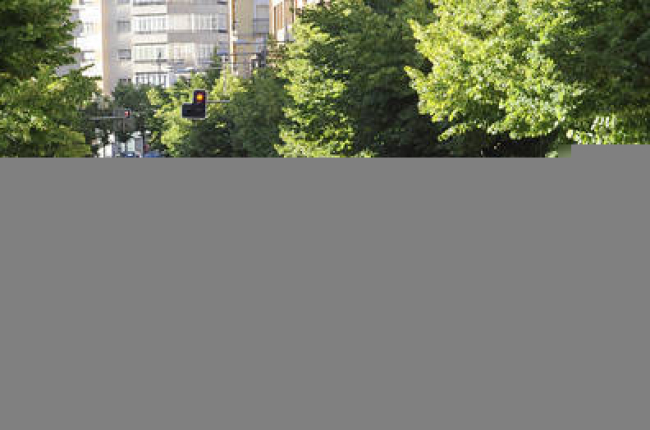 Turismos en la avenida Mariano Vicén de la capital soriana. / VALENTÍN GUISANDE-