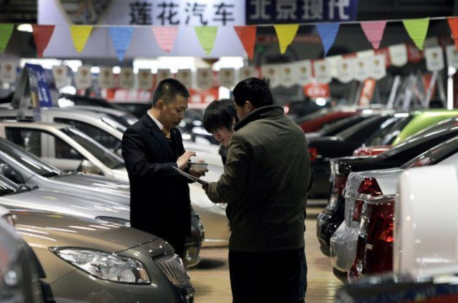 Concesionario de coches en Pekín.-AP