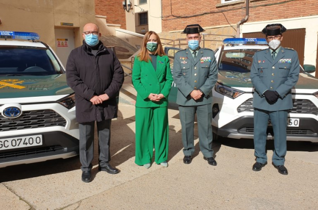 Latorre, Barcones, Del Castillo y Velarde posan con dos de los nuevos vehículos incorporados a la Guardia Civil de Soria. HDS
