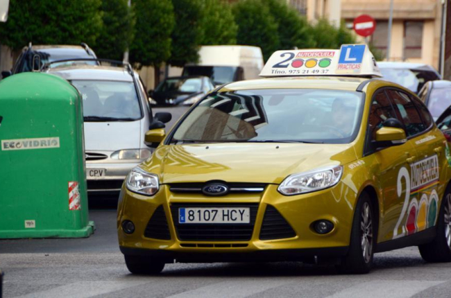 Un coche de una autoescuela de la provincia.-ÁLVARO MARTÍNEZ