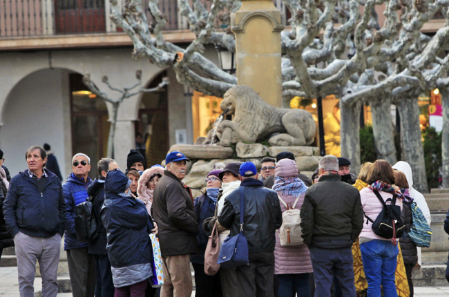 Turistas junto a la fuente de la plaza Mayor en una imagen prepandemia. MARIO TEJEDOR