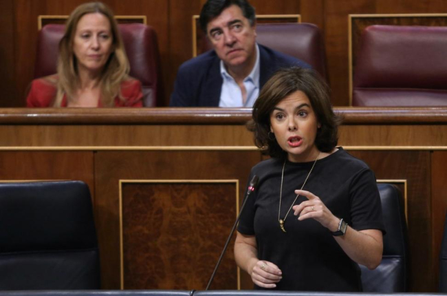 Soraya Sáenz de Santamaría en el pleno del control del congreso-JUAN MANUEL PRATS